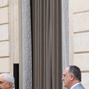 Didier Guillaume, ministre de l'agriculture et de l'alimentation - Stéphane Layani, président du marché d'intérêt national de Rungis - Le président de la République lors de la remise du muguet par des représentants de la filière horticole et le président du marché de Rungis au palais de l'Elysée à Paris le 1er mai 2020. © Jacques Witt / Pool / Bestimage