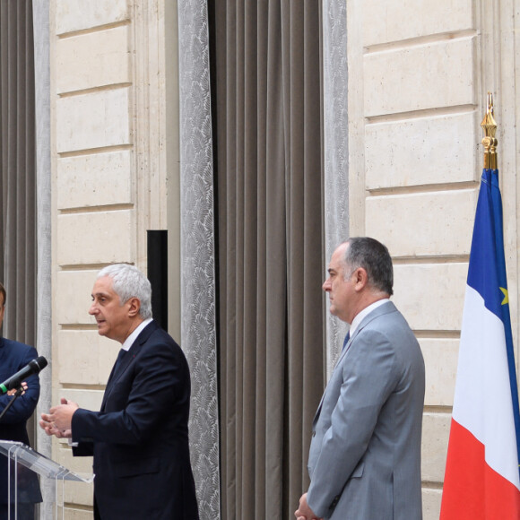 Didier Guillaume, ministre de l'agriculture et de l'alimentation - Stéphane Layani, président du marché d'intérêt national de Rungis - Le président de la République lors de la remise du muguet par des représentants de la filière horticole et le président du marché de Rungis au palais de l'Elysée à Paris le 1er mai 2020. © Jacques Witt / Pool / Bestimage