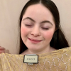 Le mannequin Ellie Goldstein dans les coulisses de son shooting pour Gucci Beauty. Juillet 2020.
