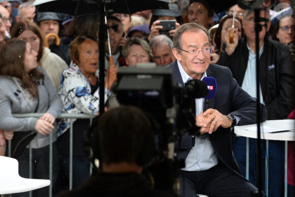 Jean-Pierre Pernaut lors du tournage de l'émission "Votre plus beau marché de France" à Montbrison le 14 juin 2019. © Frédéric Chambert / Panoramic / Bestimage 14/06/2019 - Montbrison