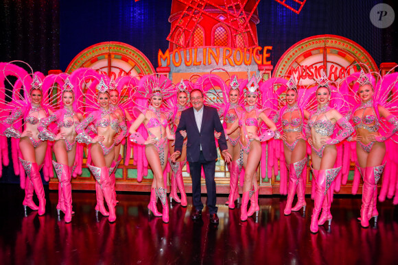 Exclusif - Le journaliste et présentateur de télévision français Jean-Pierre Pernaut pose avec les danseuses du Moulin Rouge à Paris, France, le 31 janvier 2019. © Marc Ausset-Lacroix/Bestimage