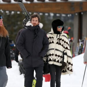 Exclusif - Laeticia Hallyday et son compagnon Pascal Balland lors d'une journée au ski à la station "Big Sky" dans le Montana avec leurs filles respectives, le 16 février 2020.