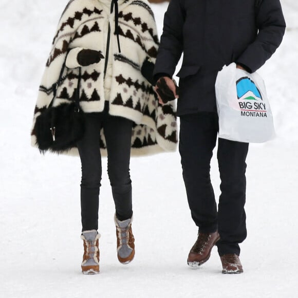 Exclusif - Laeticia Hallyday et son compagnon Pascal Balland lors d'une journée au ski à la station "Big Sky" dans le Montana avec leurs filles respectives, le 16 février 2020.