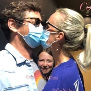 Laeticia Hallyday a republié une photo de Pascal Balland l'embrassant avec un masque sur Instagram le 20 juin 2020.