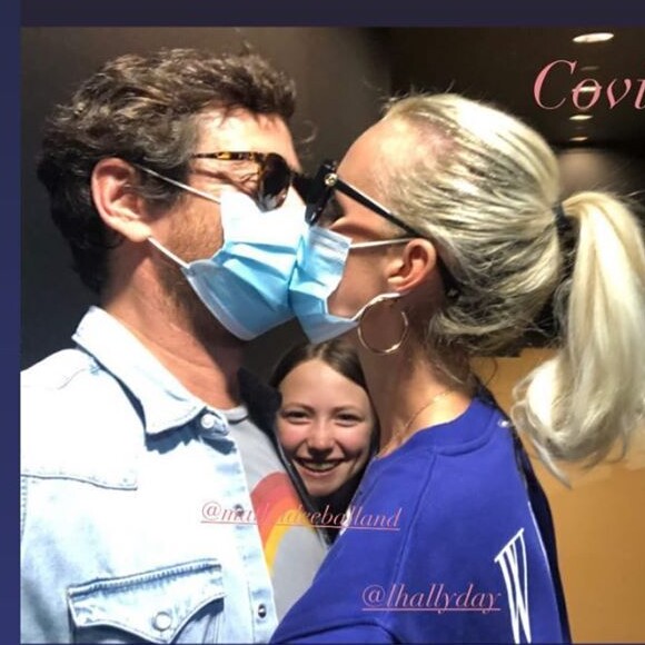 Laeticia Hallyday a republié une photo de Pascal Balland l'embrassant avec un masque sur Instagram le 20 juin 2020.