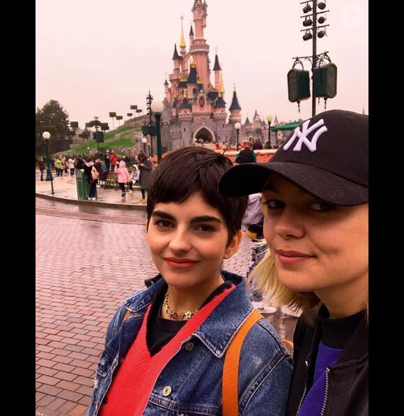 Louane et sa soeur Louise ont passé la journée à Disneyland Paris, le 22 octobre 2018.
