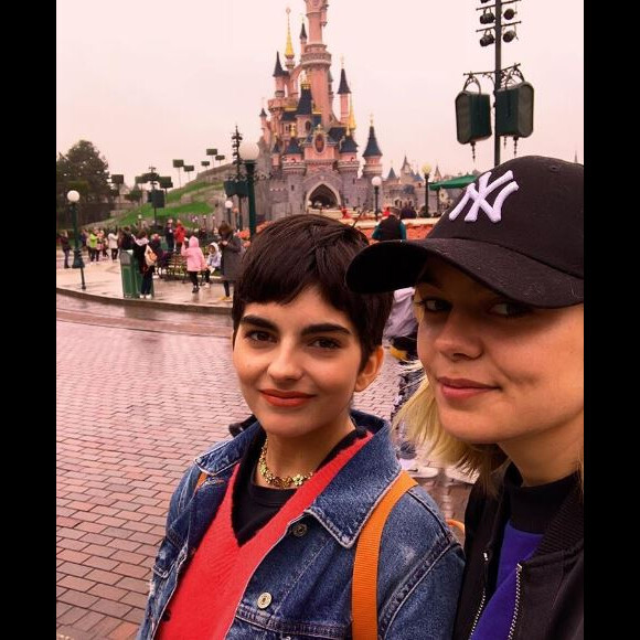 Louane et sa soeur Louise ont passé la journée à Disneyland Paris, le 22 octobre 2018.