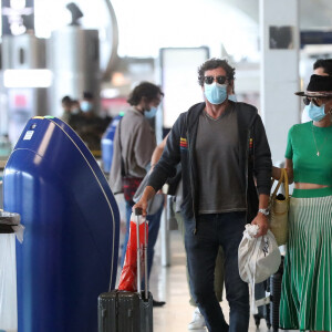 Exclusif - Laeticia Hallyday et son compagnon Pascal Balland arrivent à l'aéroport Roissy CDG après une échappée de trois jours à Florence, sans enfants, le 30 juin 2020.