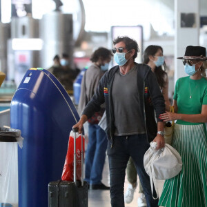Exclusif - Laeticia Hallyday et son compagnon Pascal Balland arrivent à l'aéroport Roissy CDG après une échappée de trois jours à Florence, sans enfants, le 30 juin 2020.