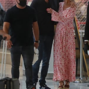 Exclusif - Laeticia Hallyday et son compagnon Pascal Balland prennent un vol à l'aéroport Roissy CDG pour une échappée à deux, sans enfants le 26 juin 2020.