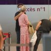 Exclusif - Laeticia Hallyday et son compagnon Pascal Balland prennent un vol à l'aéroport Roissy CDG pour une échappée à deux, sans enfants le 26 juin 2020.