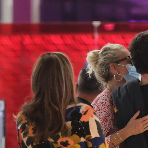 Exclusif - Laeticia Hallyday et son compagnon Pascal Balland prennent un vol à l'aéroport Roissy CDG pour une échappée à deux, sans enfants le 26 juin 2020.