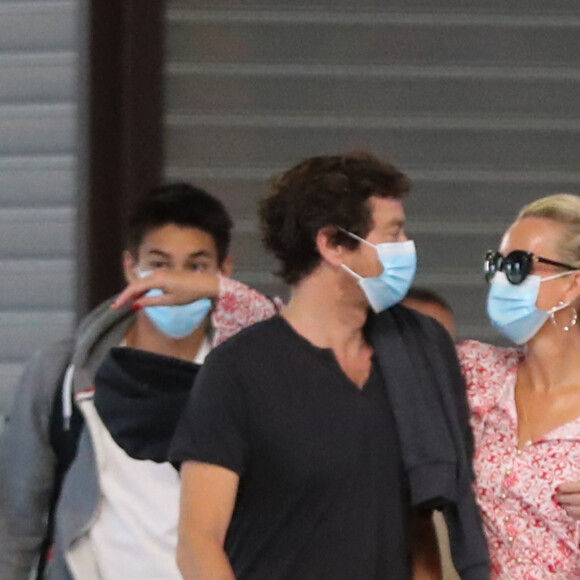 Exclusif - Laeticia Hallyday et son compagnon Pascal Balland prennent un vol à l'aéroport Roissy CDG pour une échappée à deux, sans enfants le 26 juin 2020.