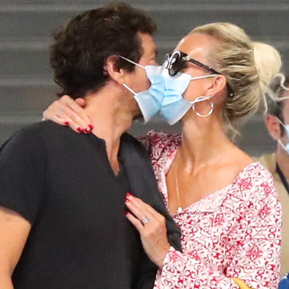 Exclusif - Laeticia Hallyday et son compagnon Pascal Balland prennent un vol à l'aéroport Roissy CDG pour une échappée à deux, sans enfants le 26 juin 2020.