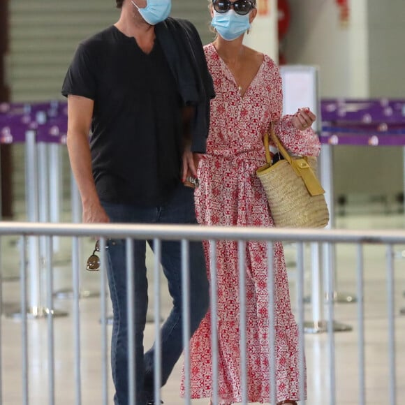 Exclusif - Laeticia Hallyday et son compagnon Pascal Balland prennent un vol à l'aéroport Roissy CDG pour une échappée à deux, sans enfants le 26 juin 2020.