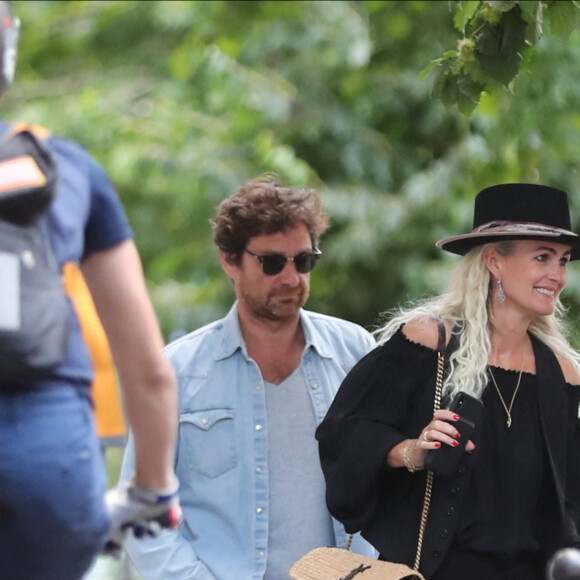 Exclusif - Laeticia Hallyday et son compagnon Pascal Balland sont allés dîner au restaurant "Joia" d'Hélène Darroze avec Liliane Jossua et Isabelle Camus à Paris. Le 30 juin 2020.