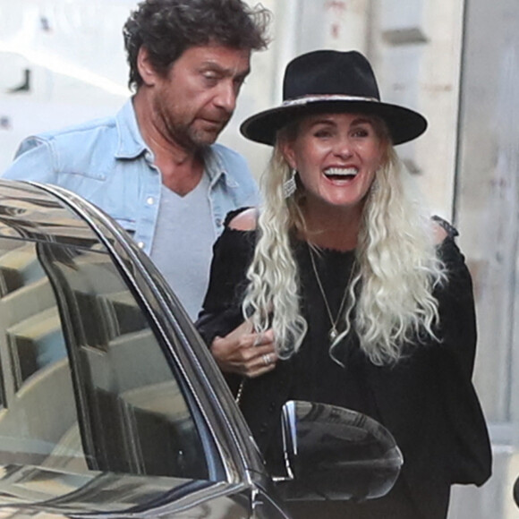 Exclusif - Laeticia Hallyday et son compagnon Pascal Balland sont allés dîner au restaurant "Joia" d'Hélène Darroze avec Liliane Jossua et Isabelle Camus à Paris. Laeticia et Pascal sont rentrés à Paris aujourd'hui après une échappée de trois jours à Florence, sans enfants, le 30 juin 2020.