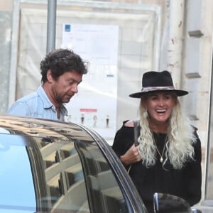 Exclusif - Laeticia Hallyday et son compagnon Pascal Balland sont allés dîner au restaurant "Joia" d'Hélène Darroze avec Liliane Jossua et Isabelle Camus à Paris. Laeticia et Pascal sont rentrés à Paris aujourd'hui après une échappée de trois jours à Florence, sans enfants, le 30 juin 2020.