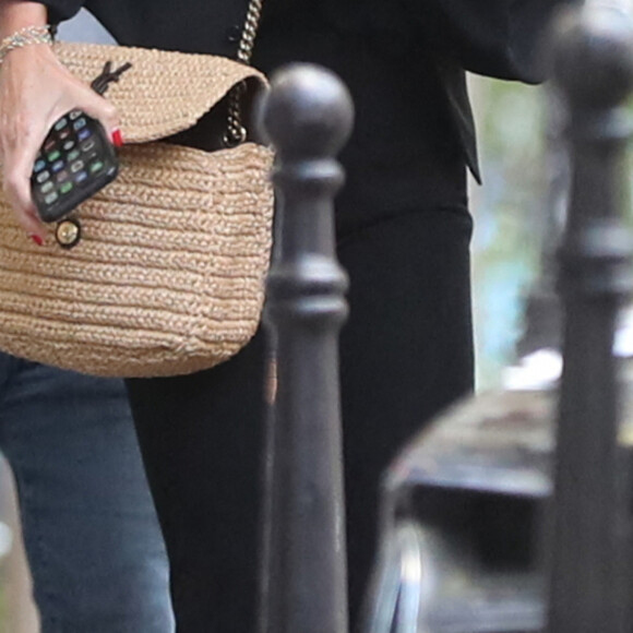 Exclusif - Laeticia Hallyday et son compagnon Pascal Balland sont allés dîner au restaurant "Joia" d'Hélène Darroze avec Liliane Jossua et Isabelle Camus à Paris. Laeticia et Pascal sont rentrés à Paris aujourd'hui après une échappée de trois jours à Florence, sans enfants, le 30 juin 2020.