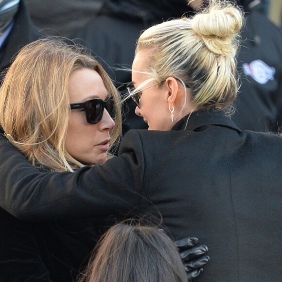 Le président Emmanuel Macron, David Hallyday, Laura Smet, Laeticia Hallyday et ses filles Joy et Jade - Arrivées des personnalités en l'église de La Madeleine pour les obsèques de Johnny Hallyday à Paris le 8 decembre 2017. © Veeren/Bestimage