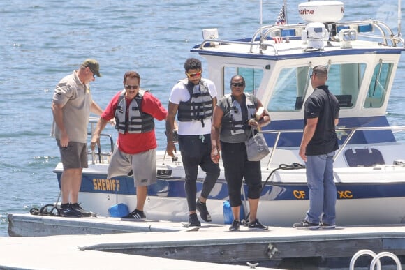 La famille de Naya Rivera se retrouvent au lac Piru pour participer à la recherche du corps le 11 juillet 2020.