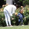 Exclusif - Eva Longoria et son fils Santiago profitent d'un après-midi ensoleillé dans un parc de Los Angeles, le 14 juin 2020.