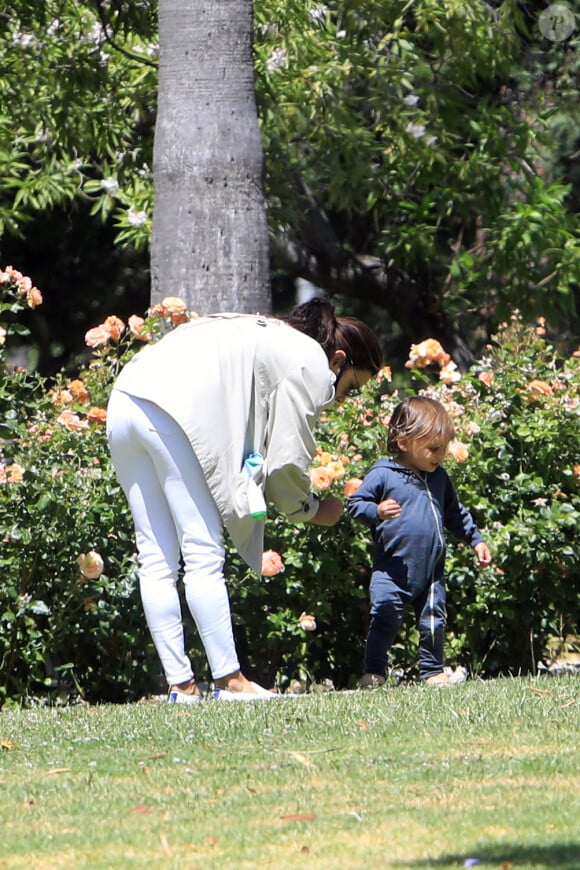 Exclusif - Eva Longoria et son fils Santiago profitent d'un après-midi ensoleillé dans un parc de Los Angeles, le 14 juin 2020.