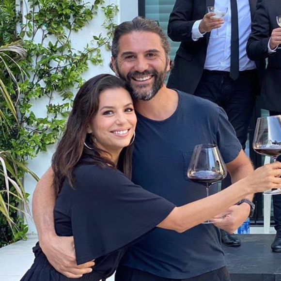 Eva Longoria et son mari Jose Antonio Baston célèbrent leur 4e anniversaire de mariage avec leur fils Santiago. Mai 2020.