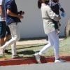 Exclusif - Moments complices entre Eva Longoria et son fils Santiago, 1 an, dans un parc de Los Angeles, le 14 juin 2020.