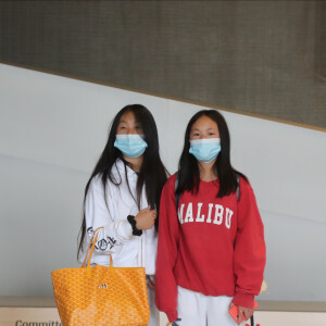 Laeticia Hallyday et ses filles Jade et Joy arrivent, avec des masques de protection contre l'épidémie de coronavirus (Covid-19), à l'aéroport de Paris-Charles-de-Gaulle à Roissy-en-France, France, le 18 juin 2020.