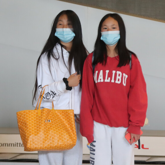 Laeticia Hallyday et ses filles Jade et Joy arrivent, avec des masques de protection contre l'épidémie de coronavirus (Covid-19), à l'aéroport de Paris-Charles-de-Gaulle à Roissy-en-France, France, le 18 juin 2020.