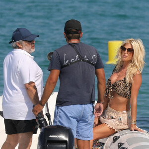 Victoria Silvstedt et son compagnon Maurice Dabbah arrivent au club 55 à Saint-Tropez, le 18 juillet 2020.