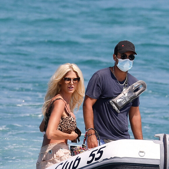 Victoria Silvstedt et son compagnon Maurice Dabbah arrivent au club 55 à Saint-Tropez, le 18 juillet 2020.