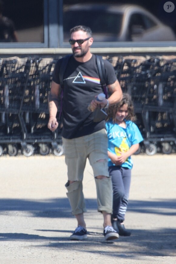 Exclusif - Brian Austin Green se promène avec sa fille Noah à Los Angeles, le 18 juillet 2020.