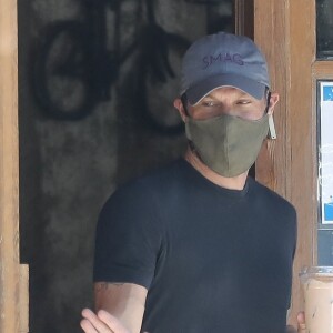 Exclusif - Brian Austin Green est allé acheter un café à emporter dans le quartier de Calabasas à Los Angeles pendant l'épidémie de coronavirus (Covid-19), le 16 juillet 2020.