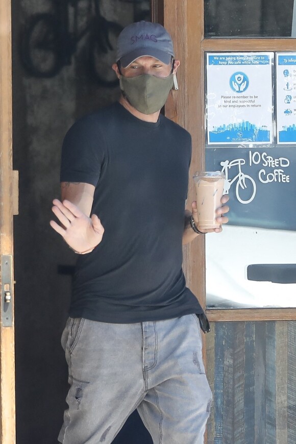Exclusif - Brian Austin Green est allé acheter un café à emporter dans le quartier de Calabasas à Los Angeles pendant l'épidémie de coronavirus (Covid-19), le 16 juillet 2020.