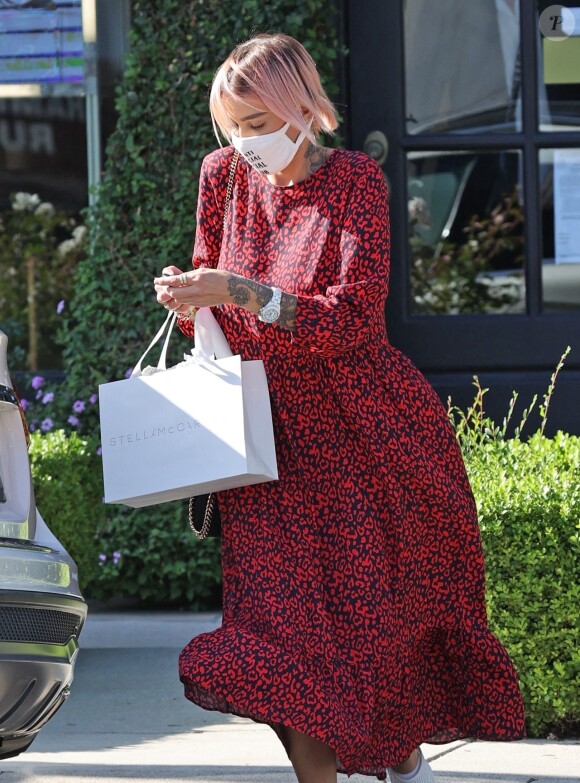 Exclusif - Tina Louise, supposée compagne de Brian Austin Green, sort d'une boutique Stella McCartney à Los Angeles le 1er juillet 2020.  Los Angeles, CA - Brian Austin Green's new rumored fling Tina Louise out shopping at Stella McCartney for a new outfit.01/07/2020 - Los Angeles