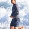 Exclusif - Owen Wilson dans les vagues à Malibu, le 8 juin 2020.