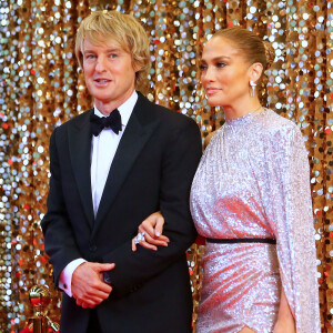 Jennifer Lopez et Owen Wilson tournent une scène de leur prochain film "Marry Me" à New York le 22 octobre 2019.