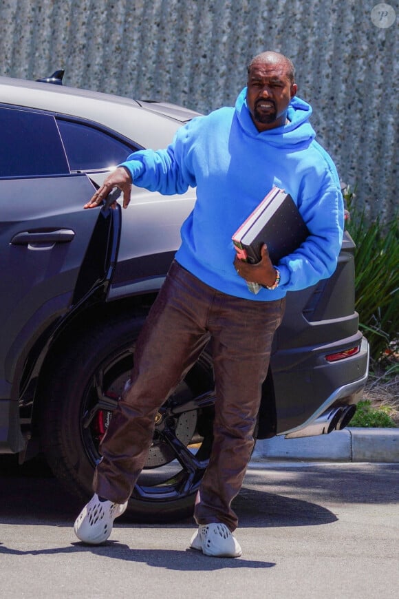 Exclusif - Kanye West arrive à son bureau à Calabasas, Los Angeles, le 30 juin 2020.