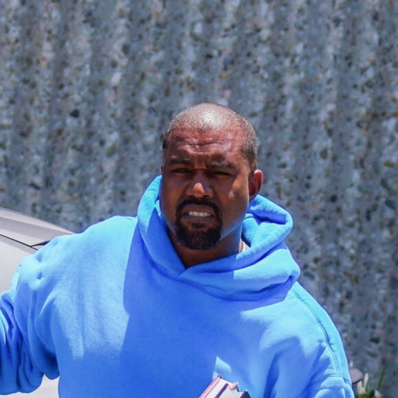 Exclusif - Kanye West arrive à son bureau à Calabasas, Los Angeles, le 30 juin 2020.