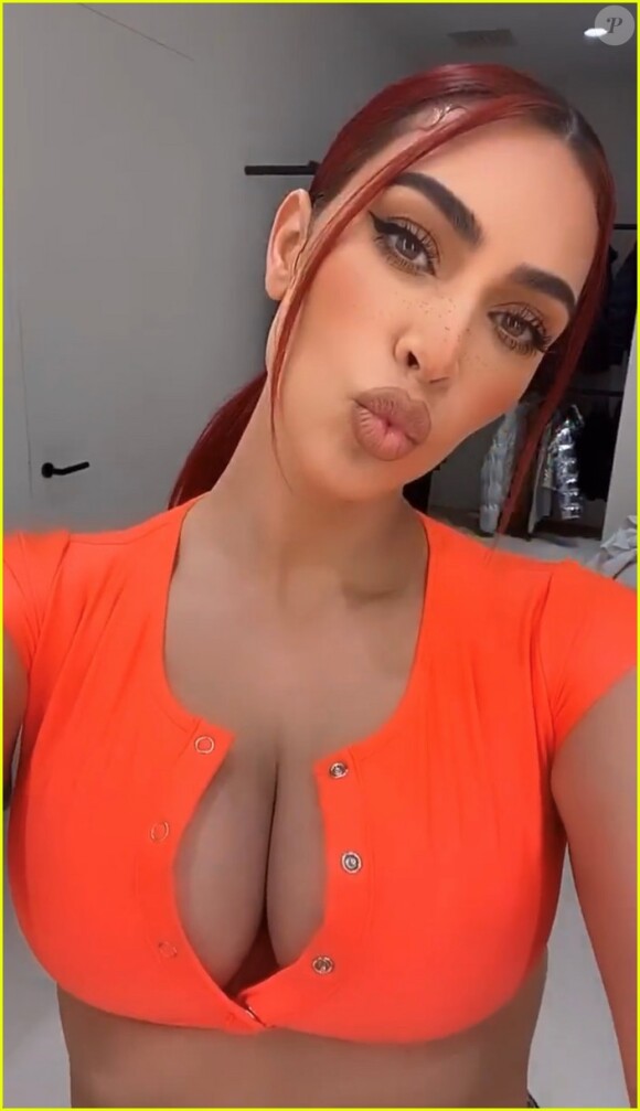 La nouvelle coloration rouge de Kim Kardashian (juillet 2020).