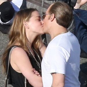 Johnny Depp échange un baiser ave Amber Heard sur le tournage du film "Black Mass" à Boston, le 2 juin 2014.