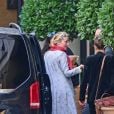 Exclusif - Un fan offre des fleurs à Amber Heard à son arrivée à l'hôtel à Londres, le 21 juillet 2020.