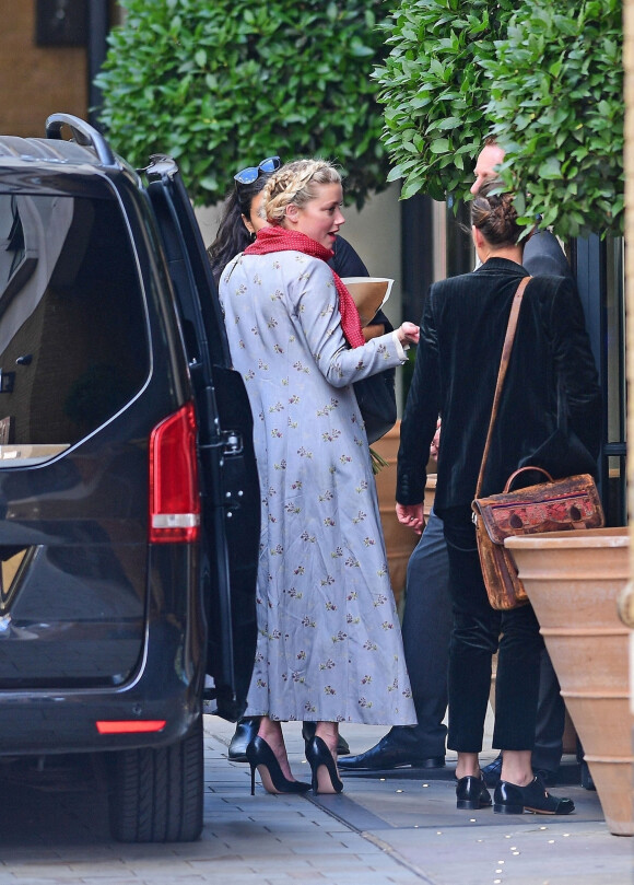 Exclusif - Un fan offre des fleurs à Amber Heard à son arrivée à l'hôtel à Londres, le 21 juillet 2020.