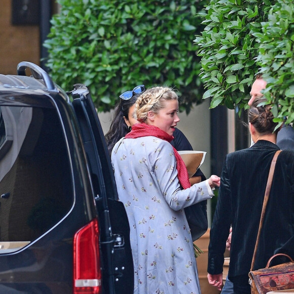 Exclusif - Un fan offre des fleurs à Amber Heard à son arrivée à l'hôtel à Londres, le 21 juillet 2020.