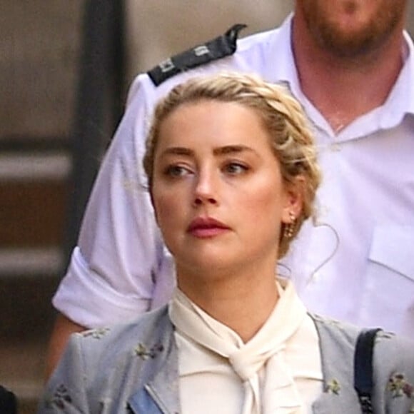 Amber Heard - J. Depp et A. Heard sortent de la cour royale de justice à Londres, pour le procès en diffamation contre le magazine The Sun Newspaper. Le 21 juillet 2020.