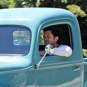 Exclusif - Orlando Bloom se balade au volant d'un pick-up Ford vintage à Los Angeles, le 18 juillet 2020.