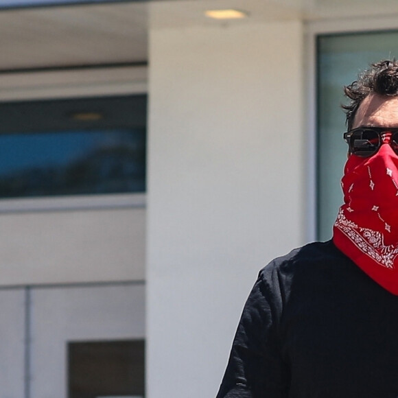 Exclusif - Orlando Bloom passe un moment complice avec son fils Flynn à Brentwood le 19 mai 2020. En marge d'une balade avec le chien, ils se posent sur un banc pour écouter de la musique sur le téléphone d'Orlando.