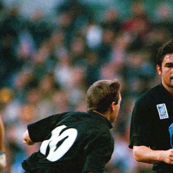 Christophe Dominici lors d'un match de l'équipe de France de rugby contre la Nouvelle-Zélande à Londres, en demi-finale de Coupe du monde, en 1999.